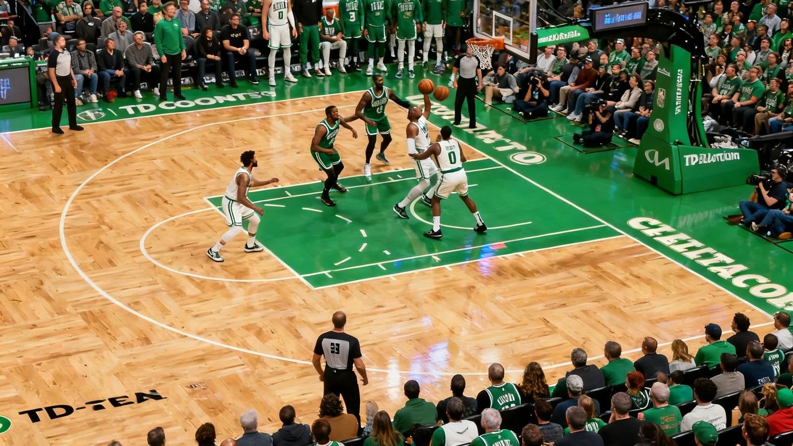 NBA季后赛东部半决赛直播画面截图，凯尔特人主场TD花园球馆座无虚席，球员正在场上激烈对抗，比分牌显示第四节关键时刻。